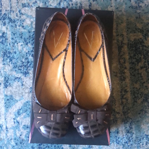 Vince Camuto Brown Leather Embossed Bow Flats 7.5 - Picture 1 of 6
